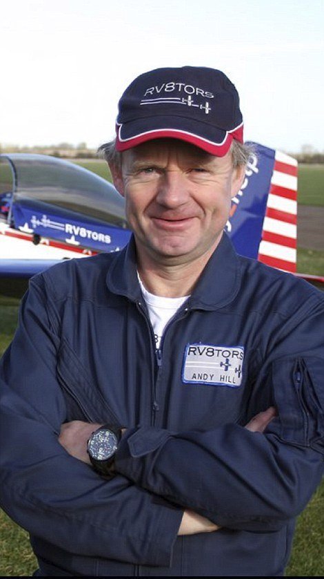 Zkušený pilot Andy Hill. Právě on havaroval s historickým letounem na rušnou dálnici.