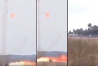 Děsivé video z vojenského cvičení: Stíhačku pohltily plameny, pilot se musel katapultovat