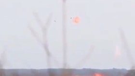 Dramatické video zachycuje moment, kdy se na poslední chvíli stihl katapultovat pilot stíhačky v plamenech.