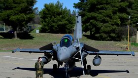 Pilot řeckého letectva stojí u stíhačky francouzské výroby Dassault Rafale na vojenské základně u Athén (4. 2. 2021).