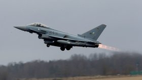 Španělská stíhačka Eurofighter Typhoon 2000 omylem odpálila při cvičení raketu.