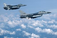 Na Ukrajinu zamíří stíhačky F-16 dříve? USA daly důležitý oficiální souhlas