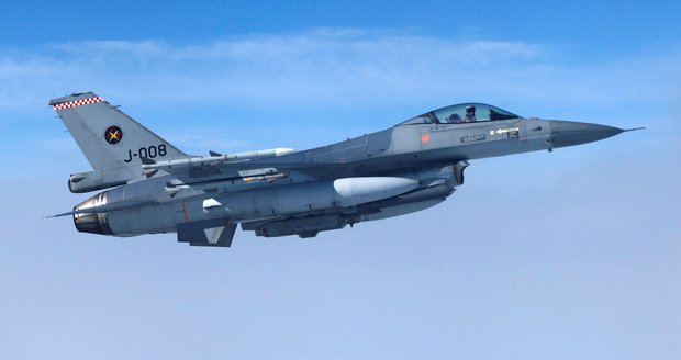 Ukrajinští piloti usedli do stíhaček F-16: „Výcvik už začal,“ hlásí ministr obrany