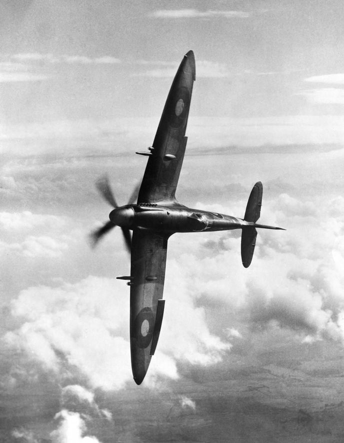 Stíhačka Supermarine Spitfire Mk. XIV s motorem Rolls Royce Griffon v letu