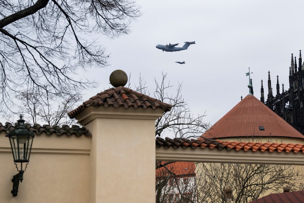 Nad Prahou proletělo v 10:30 pět stíhaček a dopravní airbus, aby připomněly 25 let ČR v NATO. (12. 3. 2024)