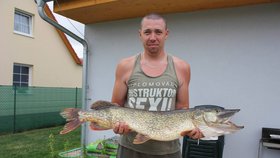 Miroslav Dědourek se čtenářům Blesk.cz pochlubil svým trofejním úlovkem. Štika, kterou ulovil na jezeře Ostrá, má 110 cm a váží 12 kkilo!