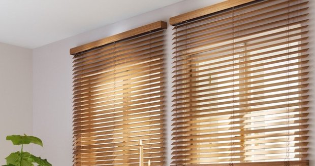 Dřevěné žaluzie vypadají v interiéru estetičtěji než klasické kovové žaluzie.