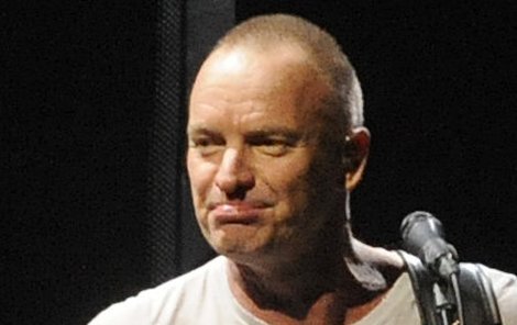 Únor 2012 - Ježour Sting často experimentuje se svými účesy.