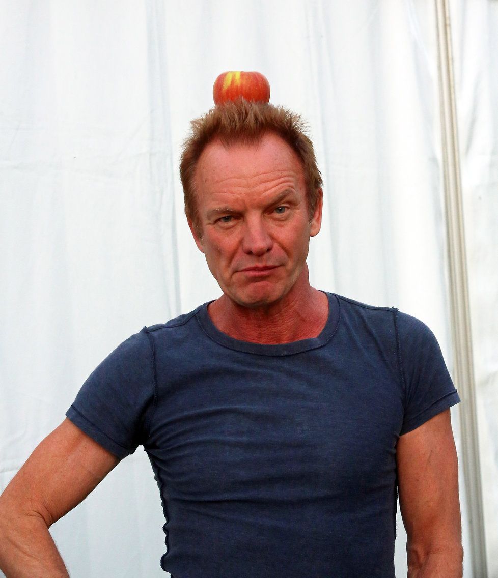 Při rozhovoru zpěvák vtipkoval a na hlavu si dal jablko, které vzal z mísy s ovocem.