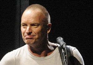 Sting si bude v Česku vařit své oblíbené čaje, které si osladí medem.