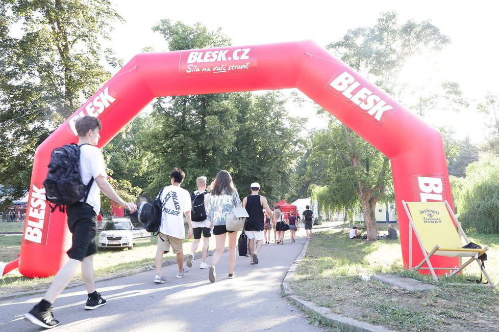 Návštěvníky loňského ročníku festivalu vítala brána Blesku.