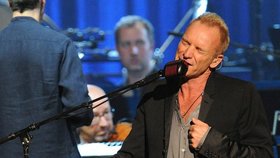 Sting při koncertu v Německu