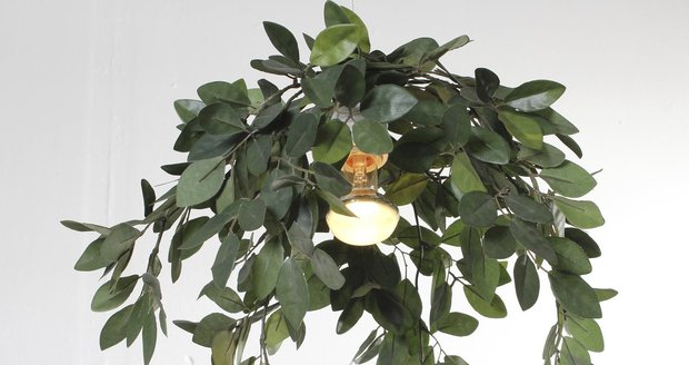 Stínidlo Olivia promění každé světlo v krásnou rostlinu. Vyrobené je z vyhozené dekorace a kovové konstrukce. Autoři Zuzana Pavlechová a Mária Čujová