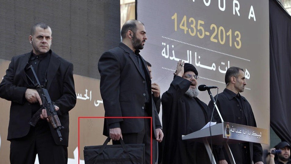 Ochranka šéfa Hizballáhu má podobnou tašku jako ochranka prezidenta Miloše Zemana.