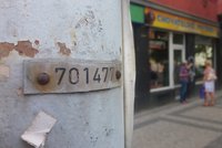 Čísla na lampách nejen v Praze: Pomáhají při záchraně lidských životů