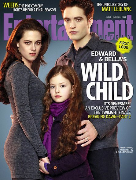 Bella Swan (Kristen Stewart, vlevo) a Edward Cullen (Robert Pattinson) se svou dcerou Renesmee