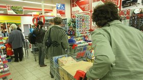 Nakupování v akcích – bojovní důchodci v Kauflandu.