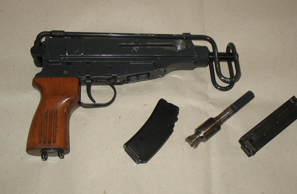 Policisté místo zbraní našli ve zbrojnici jejich dřevěné repliky. (ilustrační foto)