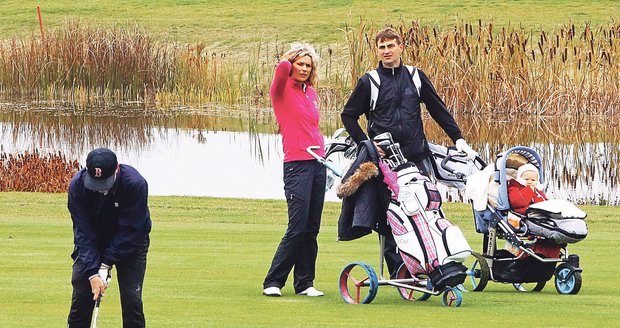 Kateřina s partnerem na golfu