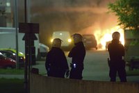 Nepokoje ve Stockholmu kvůli smrti mačetáře (†69): Mladíci podpálili stovku aut