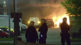 Ve Stockholmu bylo při nepokojích podpáleno na sto aut