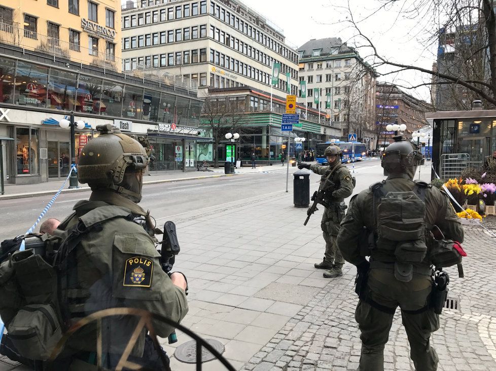 Policisté v ulicích Stockholmu poté, co náklaďák najel do davu lidí.