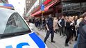 Policisté v ulicích Stockholmu poté, co náklaďák najel do davu lidí. Policisté v ulicích Stockholmu poté, co náklaďák najel do davu lidí.