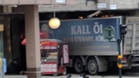 Nákladní automobil najel do lidí v centru Stockholmu.