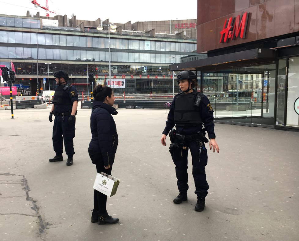 Policisté v ulicích Stockholmu poté, co náklaďák najel do davu lidí.