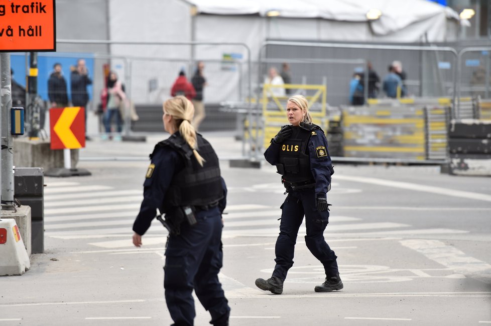 Policisté v ulicích Stockholmu poté, co náklaďák najel do davu lidí.