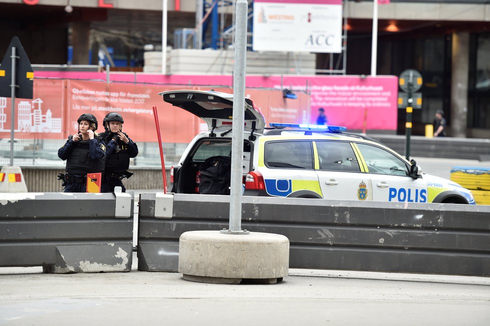 Policisté v ulicích Stockholmu poté, co náklaďák najel do davu lidí.