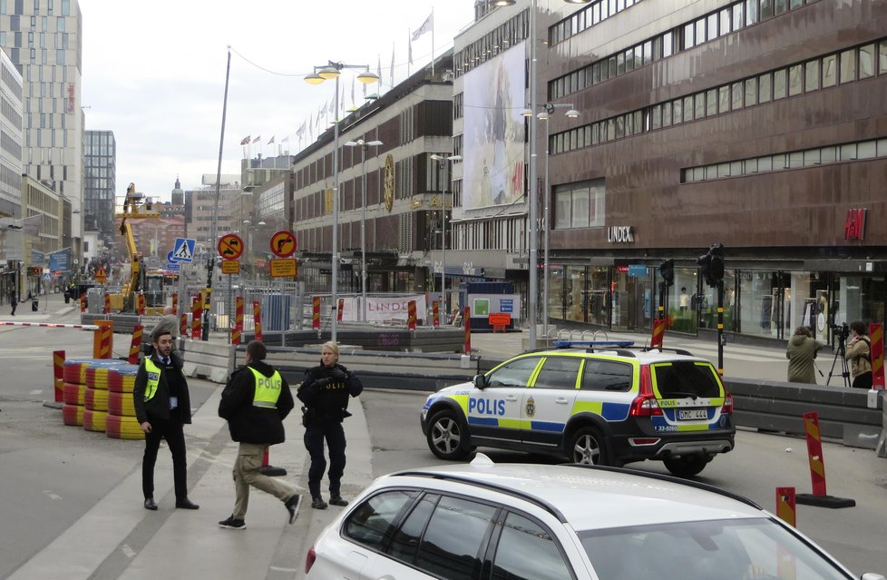 Policisté v ulicích Stockholmu poté, co náklaďák najel do davu lidí.