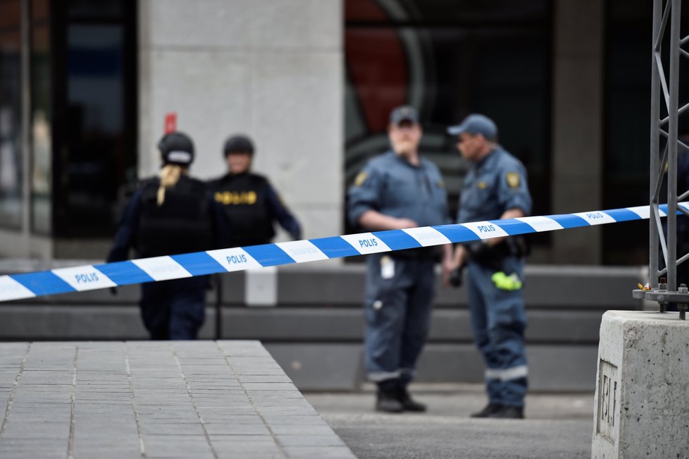 Policisté v ulicích Stockholmu poté, co náklaďák najel do davu lidí.