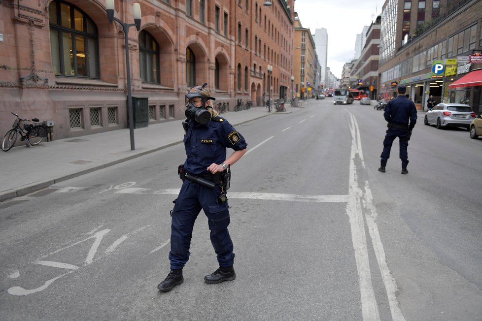 Policisté v ulicích Stockholmu poté, co náklaďák najel do davu lidí