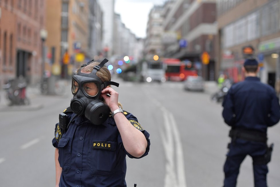 Policisté v ulicích Stockholmu poté, co náklaďák najel do davu lidí