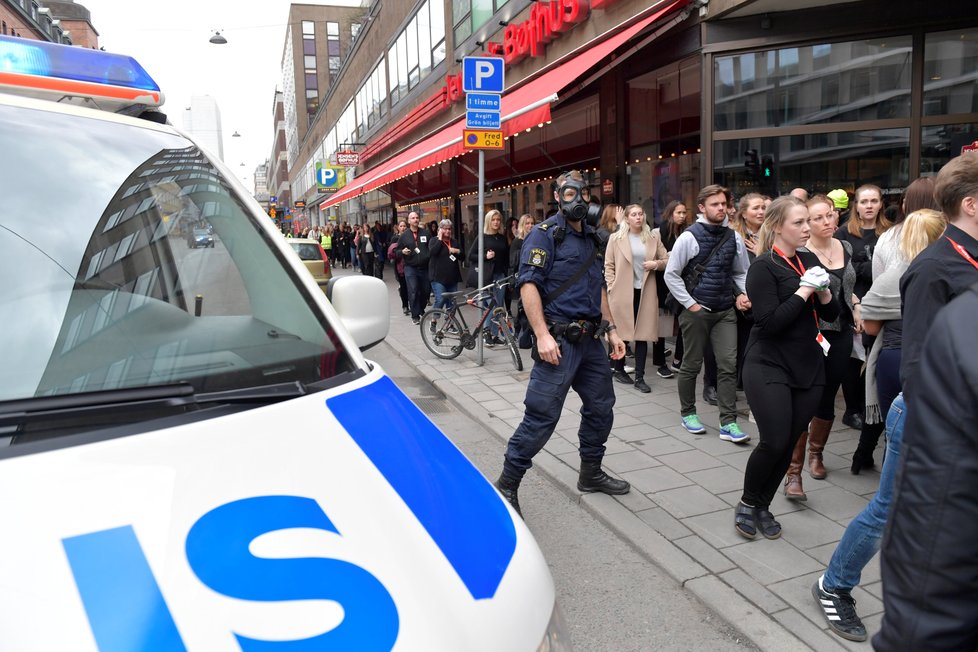 Policisté v ulicích Stockholmu poté, co náklaďák najel do davu lidí.