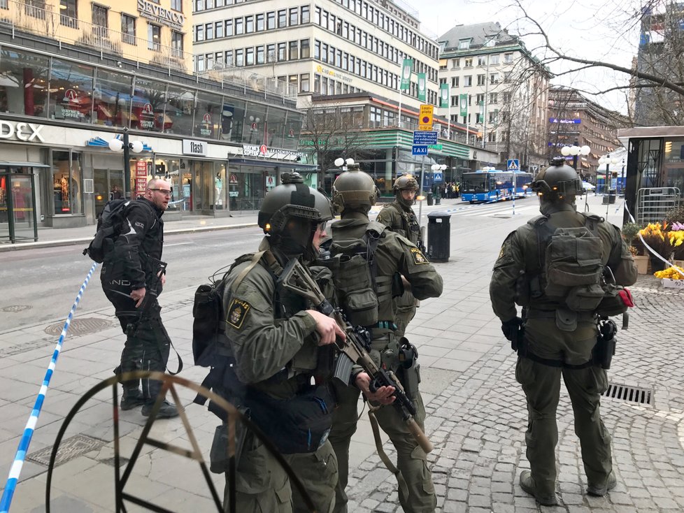 Policisté v ulicích Stockholmu poté, co náklaďák najel do davu lidí