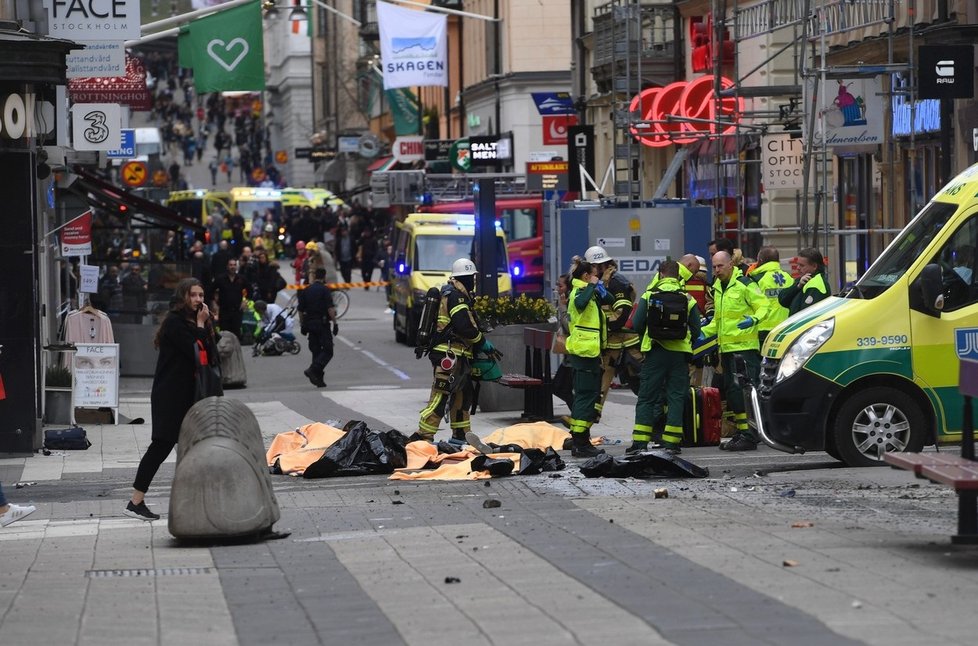 Incident z roku 2017: Nákladní vůz vjel do davu lidí ve Stockholmu.