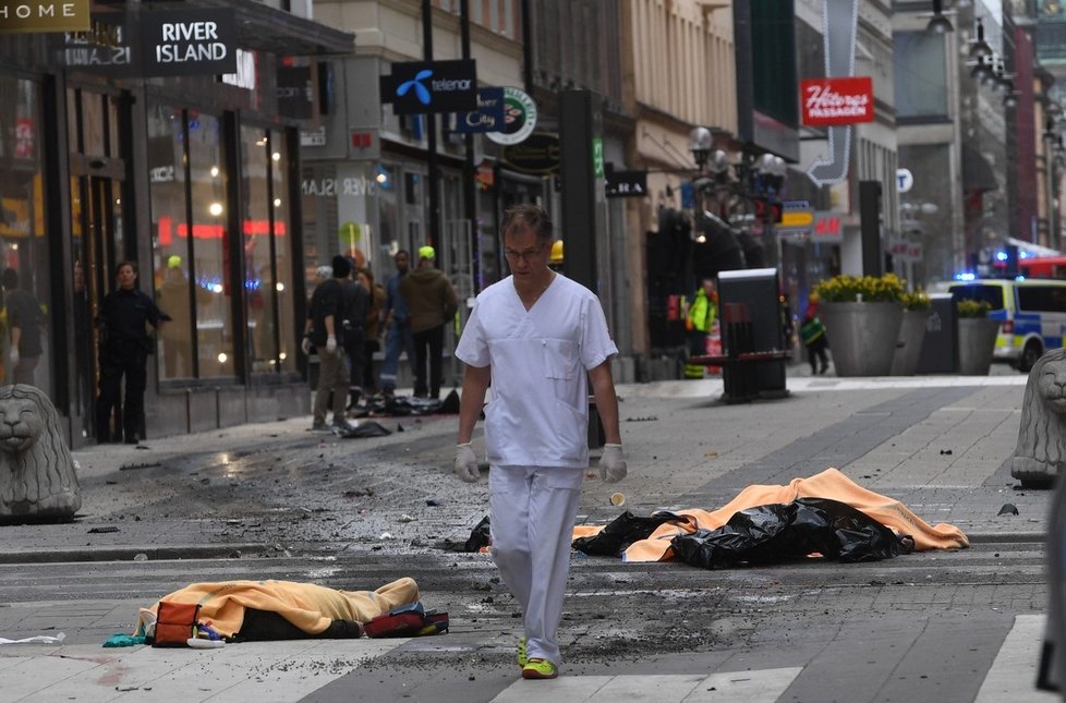 Nákladní vůz vjel do davu lidí ve Stockholmu.