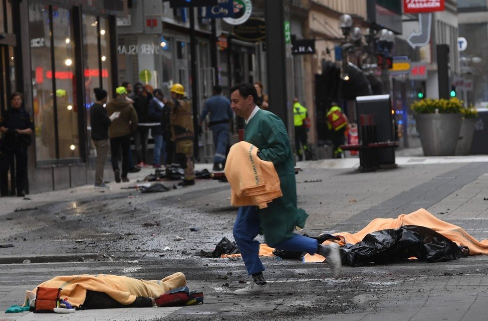 V pátek ve Stockholmu najel útočník do davu lidí kamionem, čtyři lidé zemřeli.