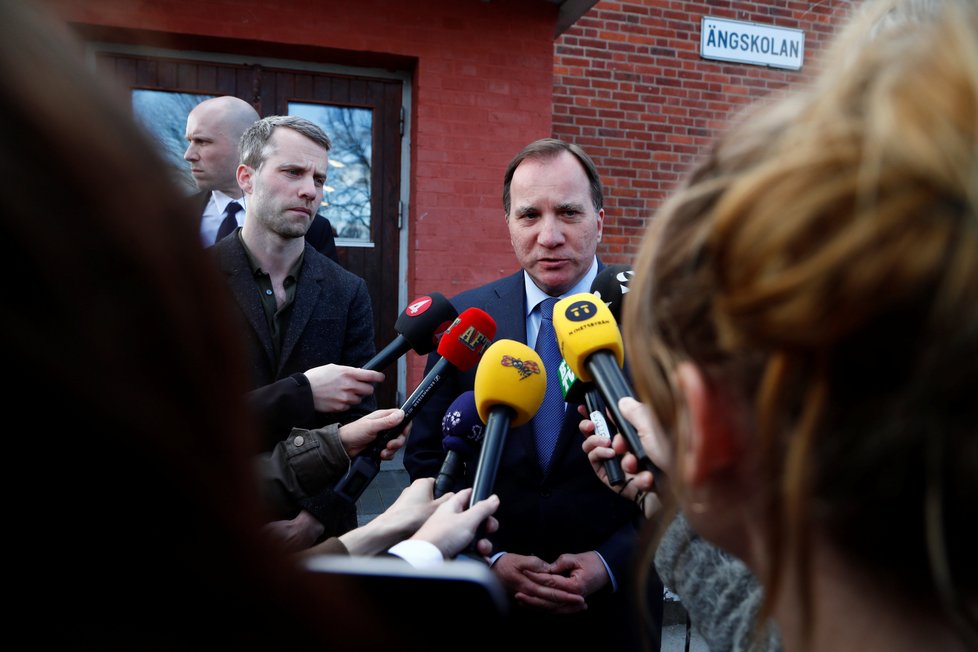 Premiér Stefan Löfven promlouvá k médiím po útoku ve Stockholmu.