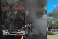 V centru Stockholmu vybouchl autobus! Řidič najel do bezpečnostní bariéry, explodovala plynová nádrž