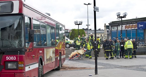 Autobus městské dopravy smetl na náměstí ve Stockholmu dav lidí