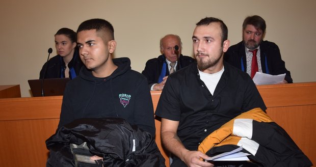 Dušan Godla a Marek Bažo (vpravo) dostali u soudu za rvačku na svatbě, která skončila těžkým zraněním, pětileté podmínky.
