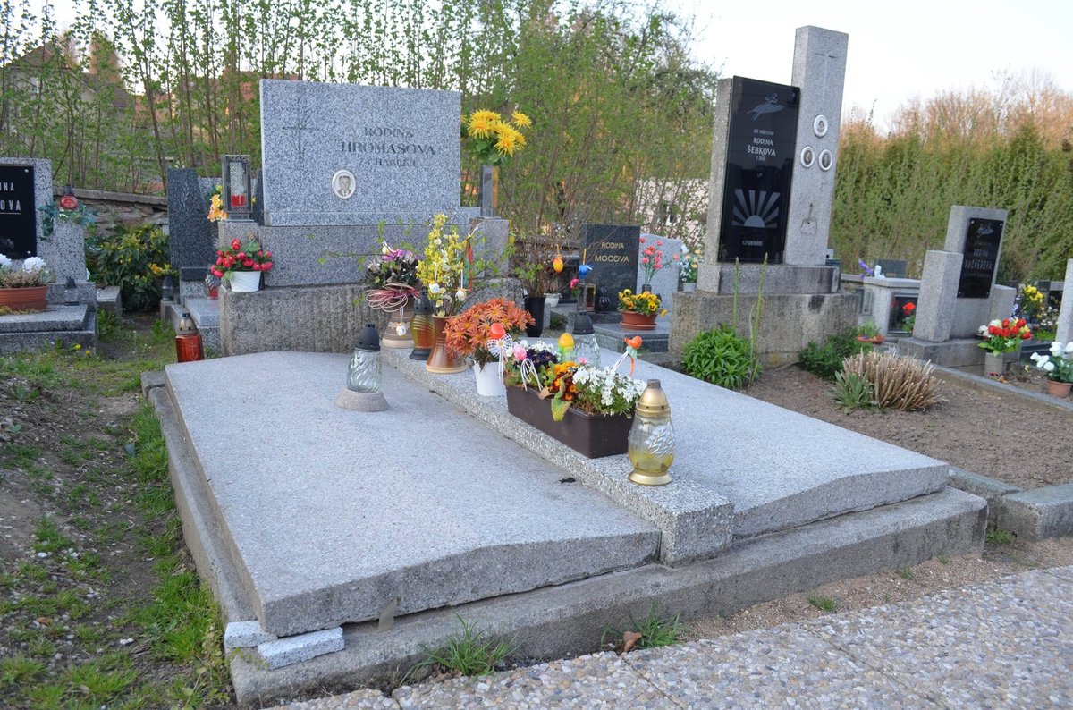 Manželé Hromasovi jsou pochováni ve Zruči nad Sázavou.