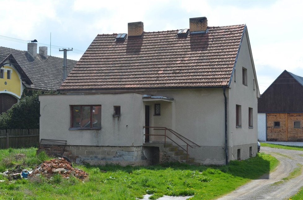 Dům ve Slavošově, kde vrazi Stodolovi bydleli, chátrá a je na prodej