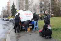 Komplikace ve Strašnicích: Kvůli havárii vody jezdí tramvaje oklikou, nabírají zpoždění