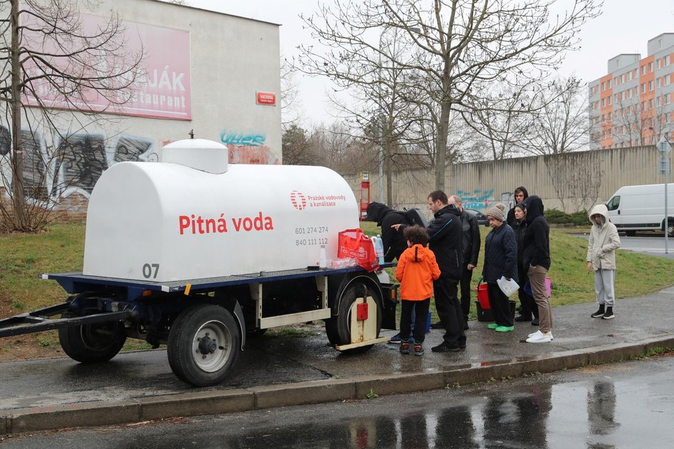 V pražských Stodůlkách došlo k havárii vody. (30. března 2022)