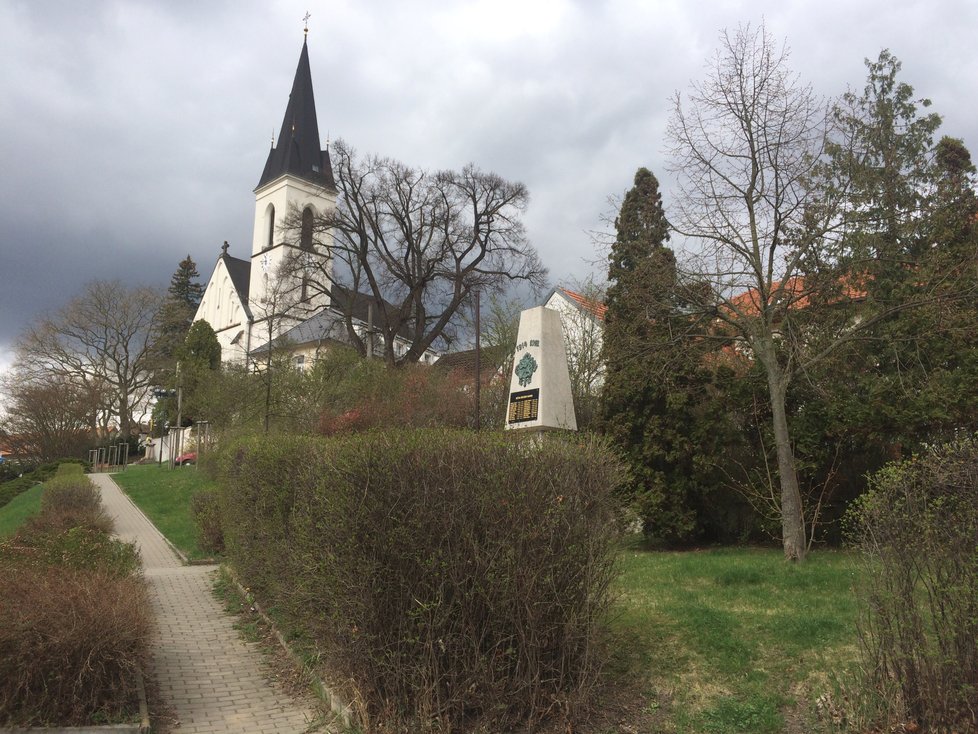 Pomník stojí poblíž kostela sv. Jakuba staršího.