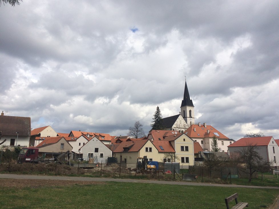 Pomník stojí poblíž kostela sv. Jakuba staršího.